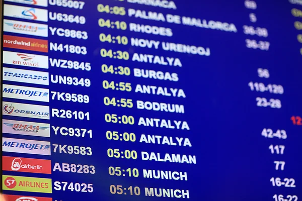Flyg avgångar scheman på flygplats — Stockfoto