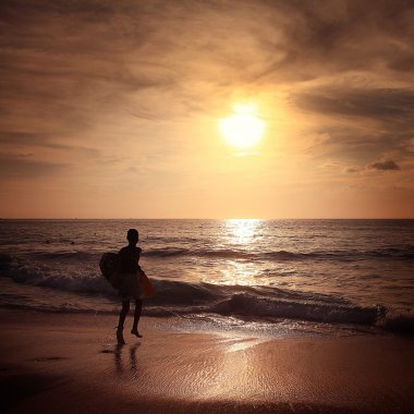 Sörfçü deniz plaj