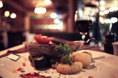 Masasına restoranda yemek