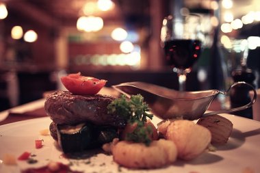 Masasına restoranda yemek