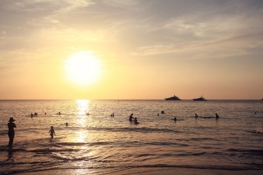 Deniz plajı gün batımında