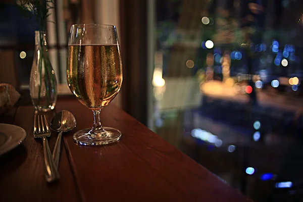 Gelas anggur di atas meja — Stok Foto