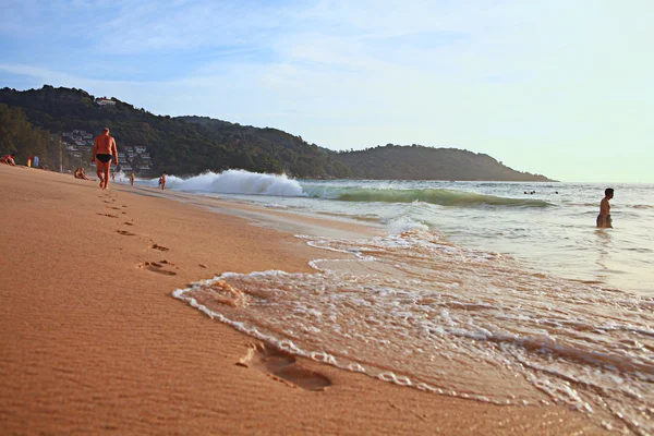 Морская волна на песчаном пляже — стоковое фото