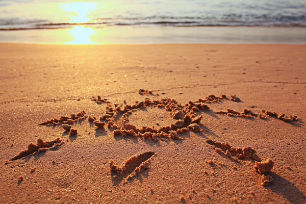 Sol desenhado na praia — Fotografia de Stock