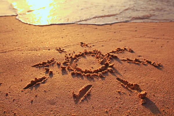 Sol dibujado en la playa — Foto de Stock