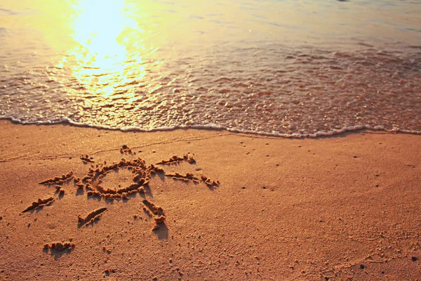 Притянутое солнце на пляже — стоковое фото