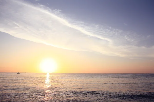 Fale przybrzeżne przy plaży zachód słońca nad morzem — Zdjęcie stockowe