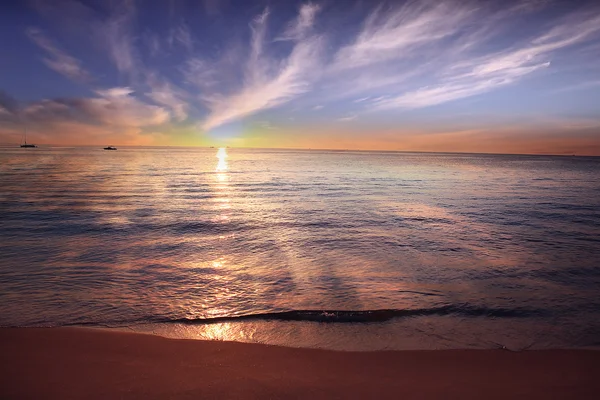 Gün batımı deniz plajında sörf