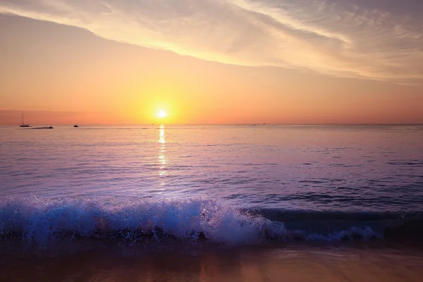 Surfa på sunset sea beach — Stockfoto