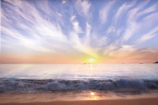 Surfa på sunset sea beach — Stockfoto