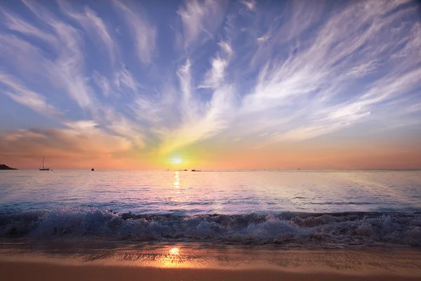 Surfen am Strand bei Sonnenuntergang — Stockfoto