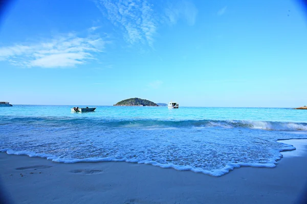 Praia e ilha vista — Fotografia de Stock