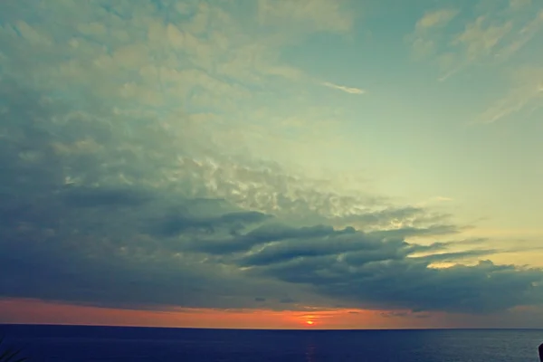 Spiaggia di mare al tramonto — Foto Stock