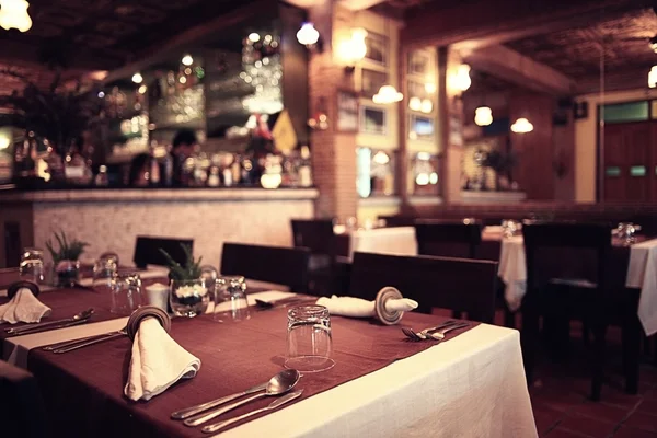 Stół serwowany w restauracji — Zdjęcie stockowe