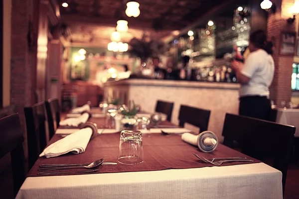 Σερβίρεται τραπέζι στο εστιατόριο — Φωτογραφία Αρχείου
