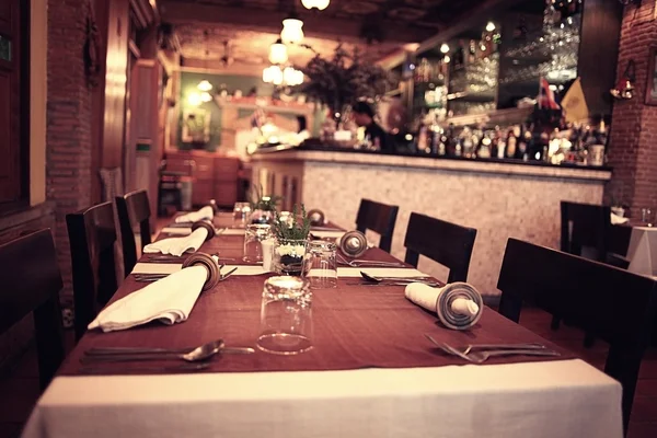 Stół serwowany w restauracji — Zdjęcie stockowe