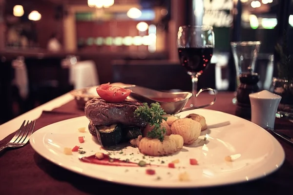 Comida na mesa no restaurante — Fotografia de Stock