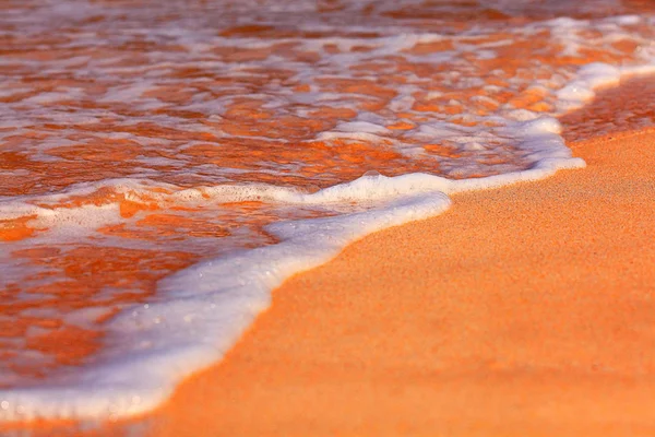 ทะเลคลื่นเซิร์ฟบนชายหาด — ภาพถ่ายสต็อก