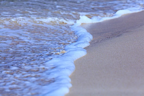 海浪冲浪海滩上 — 图库照片