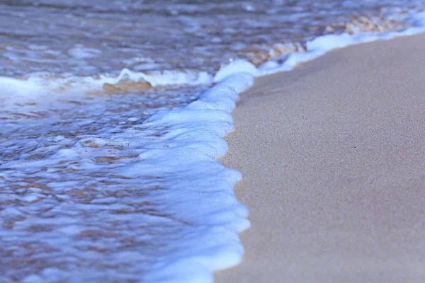 海浪冲浪海滩上 — 图库照片