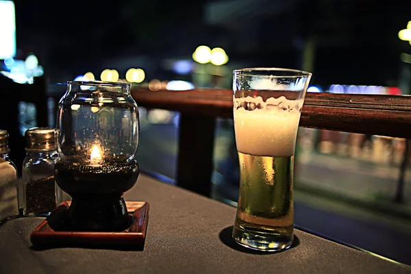 Copo de cerveja no restaurante — Fotografia de Stock