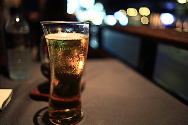Glas bier in restaurant — Stockfoto