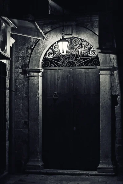 Old antique building door — Stock Photo, Image