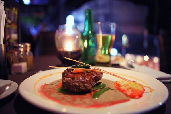 Eten op tafel in restaurant — Stockfoto