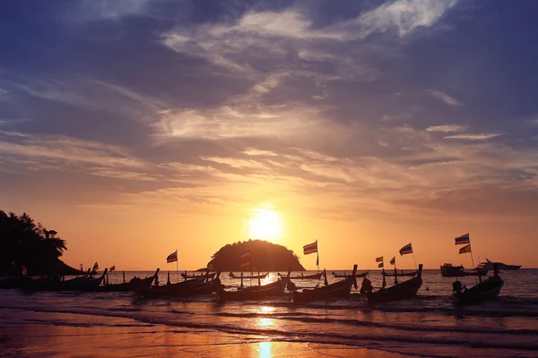 Båtar på sunset beach — Stockfoto