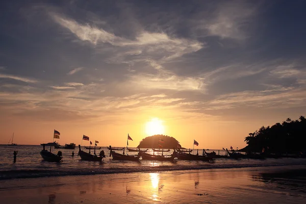 Łodzie na plaży zachód — Zdjęcie stockowe