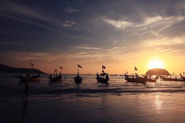 Barche alla spiaggia del tramonto — Foto Stock