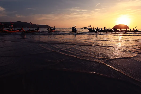 Båtar på sunset beach — Stockfoto