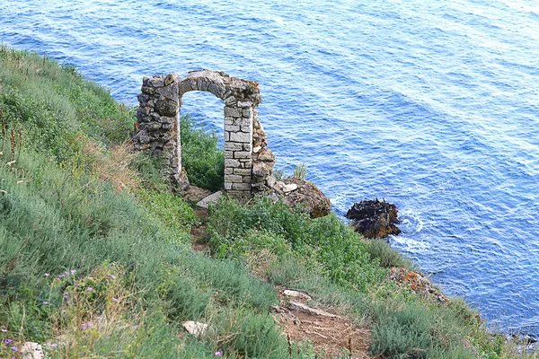 Oude stenen arch ruïnes — Stockfoto