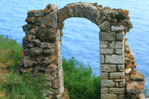 Oude stenen arch ruïnes — Stockfoto