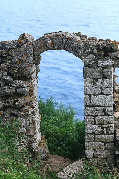 Oude stenen arch ruïnes — Stockfoto