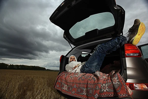 Homem viajante no porta-malas do carro — Fotografia de Stock