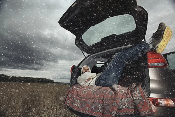 Man traveler in car — Stock Photo, Image