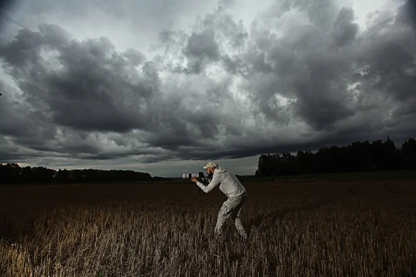 Photographer in autumn field — Stock Photo, Image