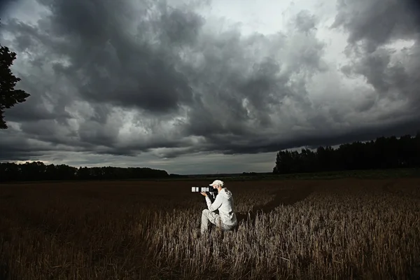 Fotograf v podzimní pole — Stock fotografie