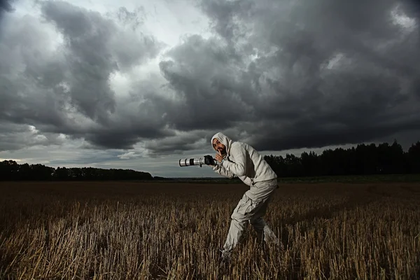 Photographer in autumn field — Stock Photo, Image