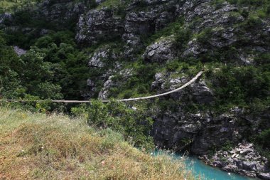 Dağlarda nehir üzerinden köprü