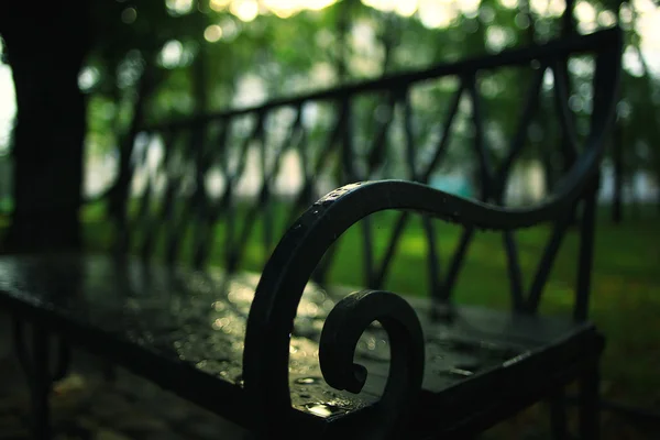 Bench di taman musim panas — Stok Foto