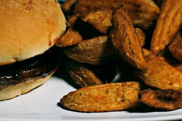 Hamburger et frites de pommes de terre de style champêtre — Photo