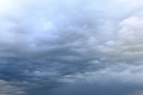 Céu com nuvens dramáticas — Fotografia de Stock