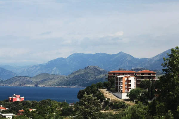 Gebäude und Berglandschaft — Stockfoto