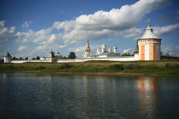 Monastère près de la rivière — Photo