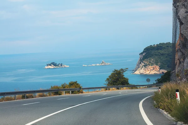 Estrada perto do mar na Europa — Fotografia de Stock