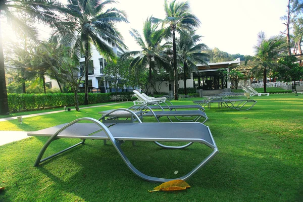 Solstolar nära Hotel med palmer — Stockfoto