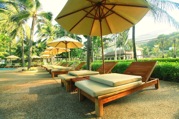 Sunbeds  near Hotel with palms — Stock Photo, Image