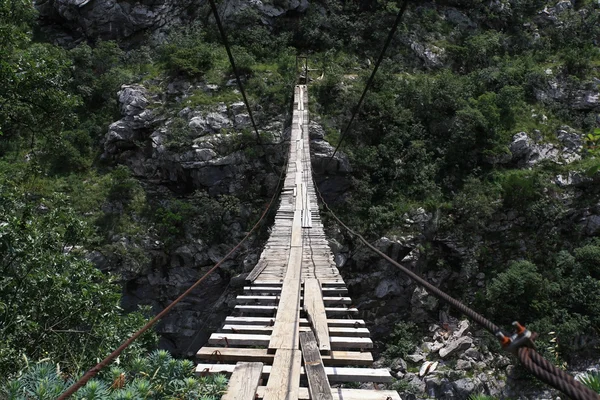 Puente sobre río en las montañas — Foto de Stock